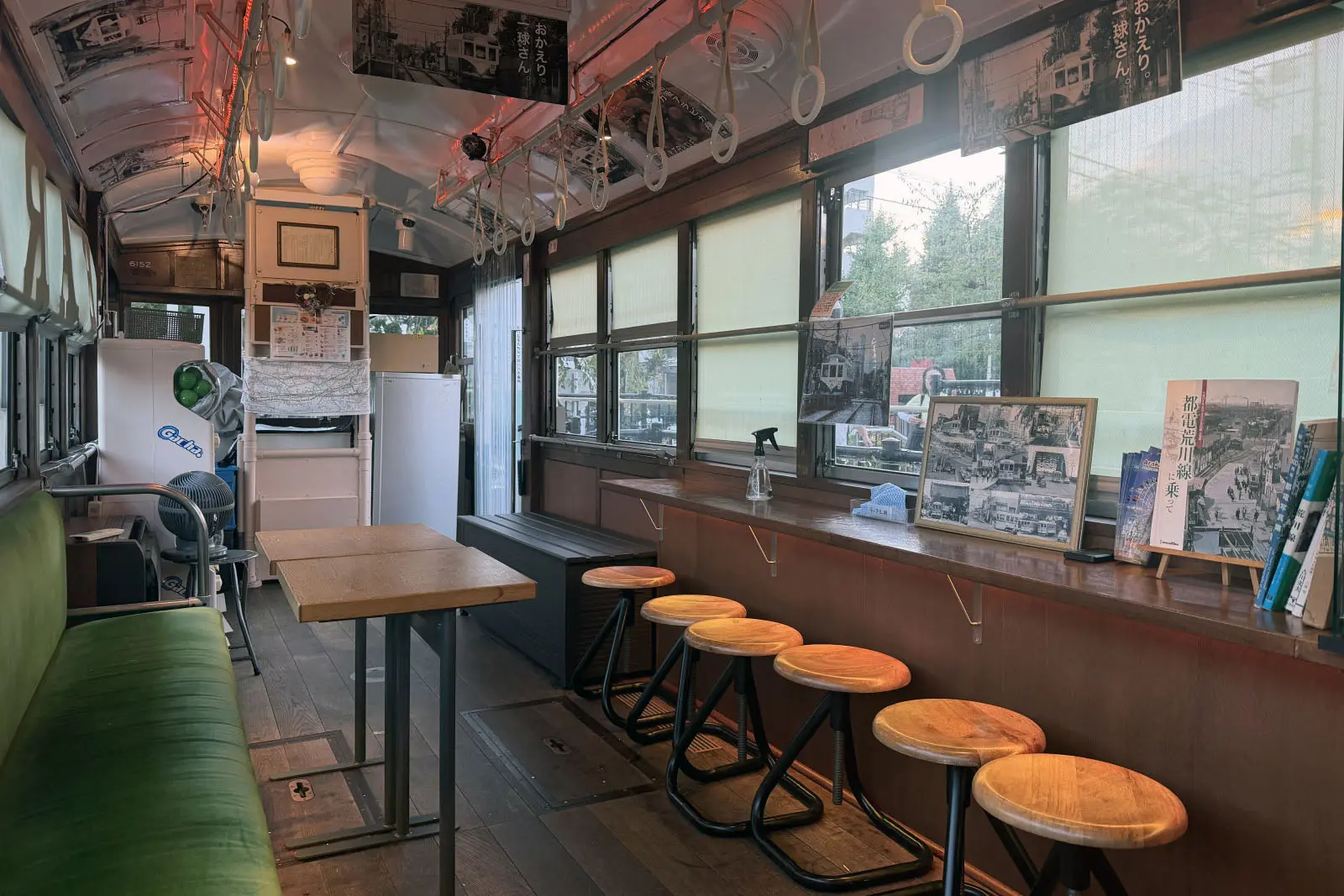車内は冷房が効いており快適。グッズも販売している