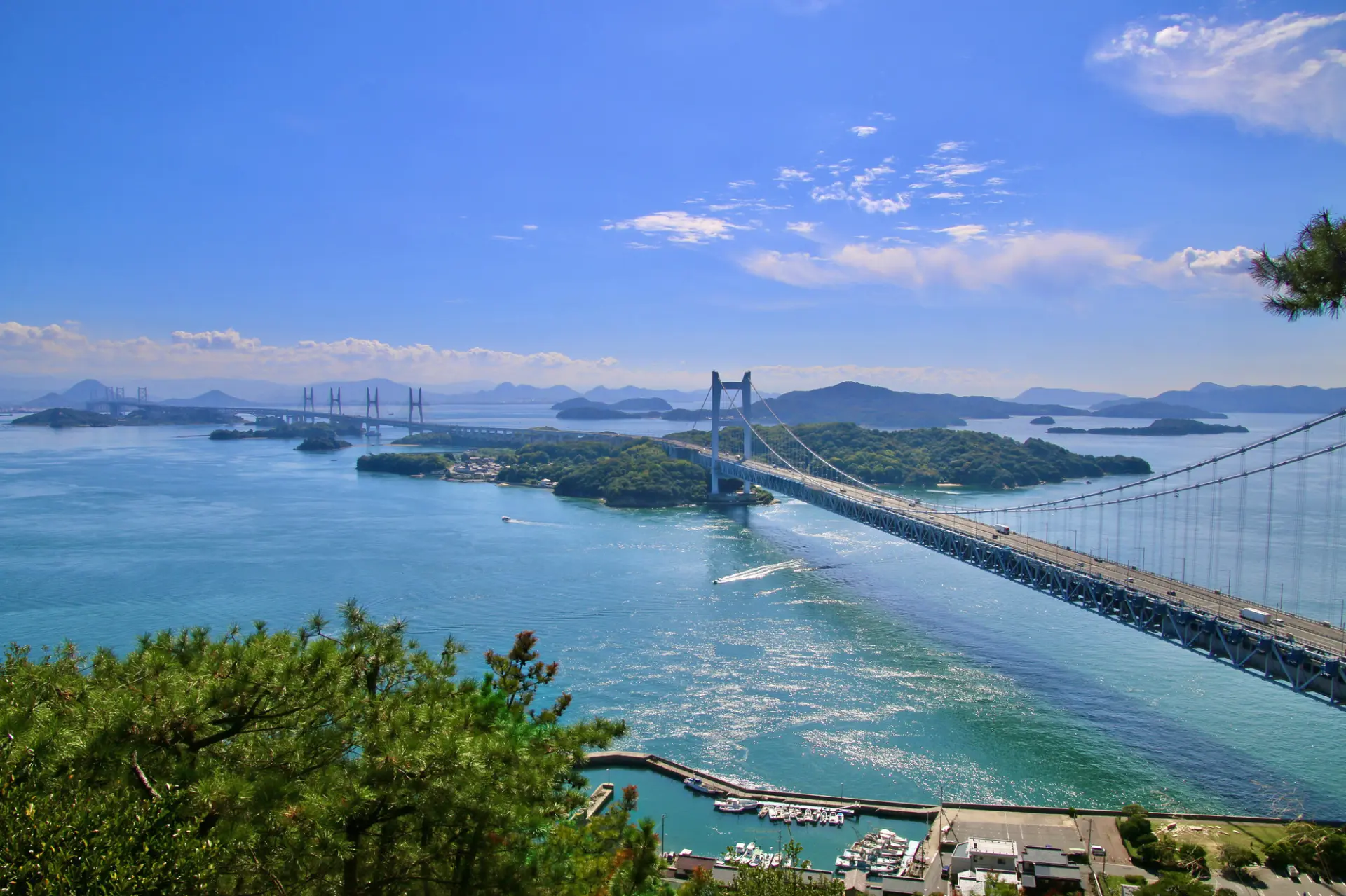 瀬戸内の穏やかな海と橋の風景は、岡山旅を象徴するワンシーン
