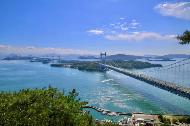 ทิวทัศน์ทะเลอันสงบและสะพานแห่งทะเลเซโตะใน เป็นหนึ่งในภาพที่สื่อถึงการเที่ยวโอคายามะได้เป็นอย่างดี