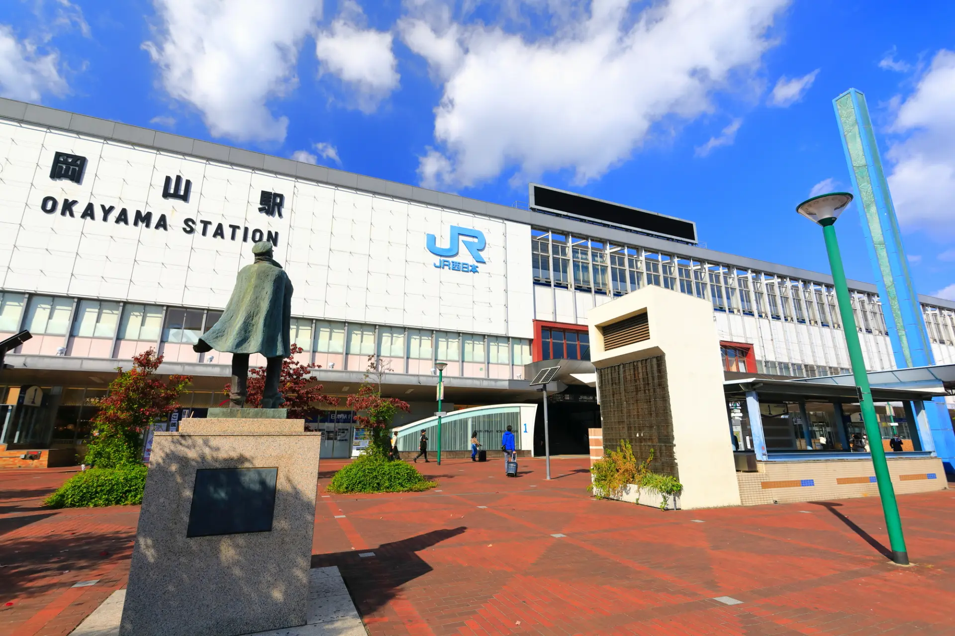 新幹線が停まる岡山駅は、県内各地へのアクセスにも便利