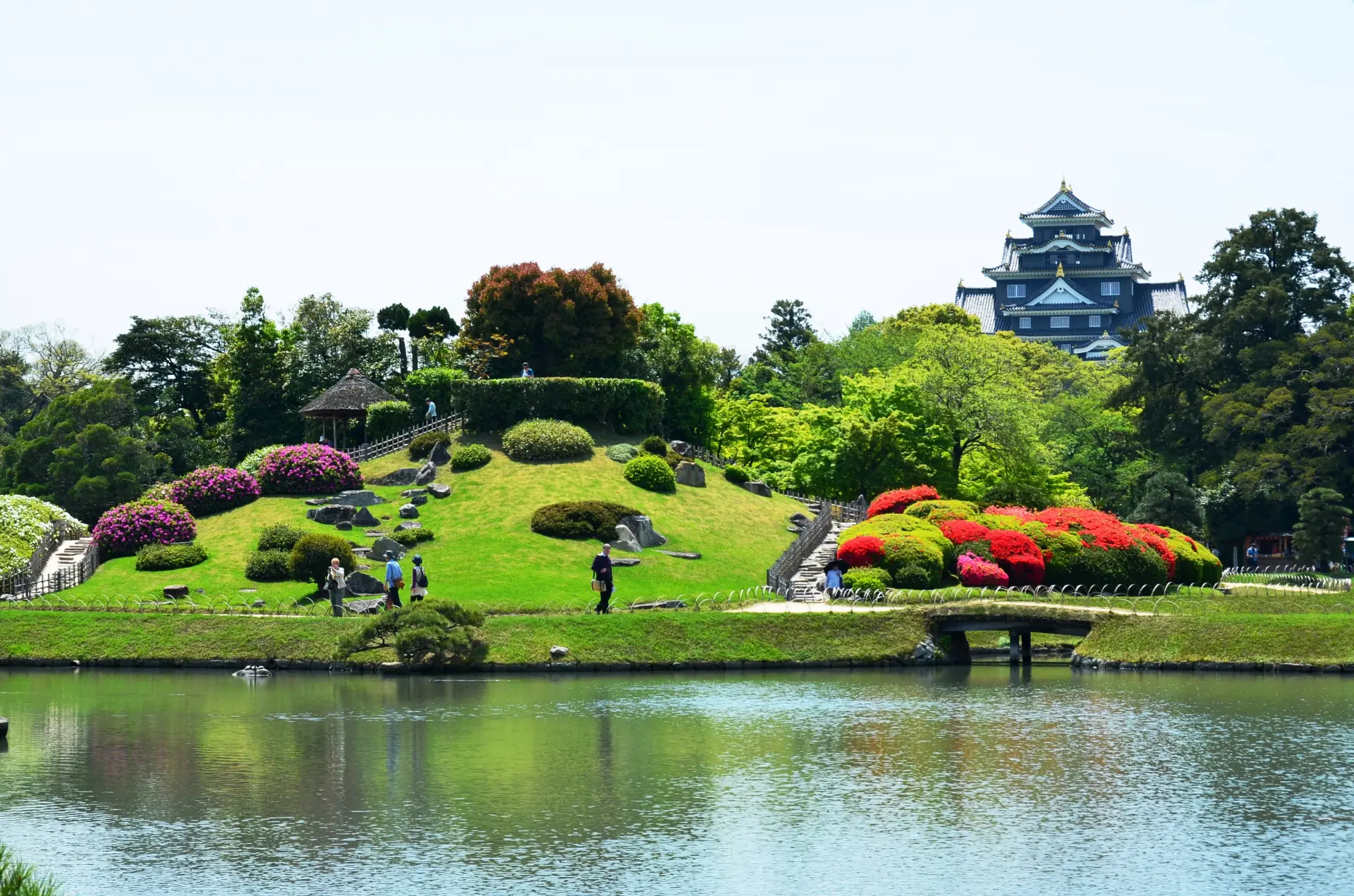 芝の緑と池の青、季節の花々の彩りが美しい日本庭園