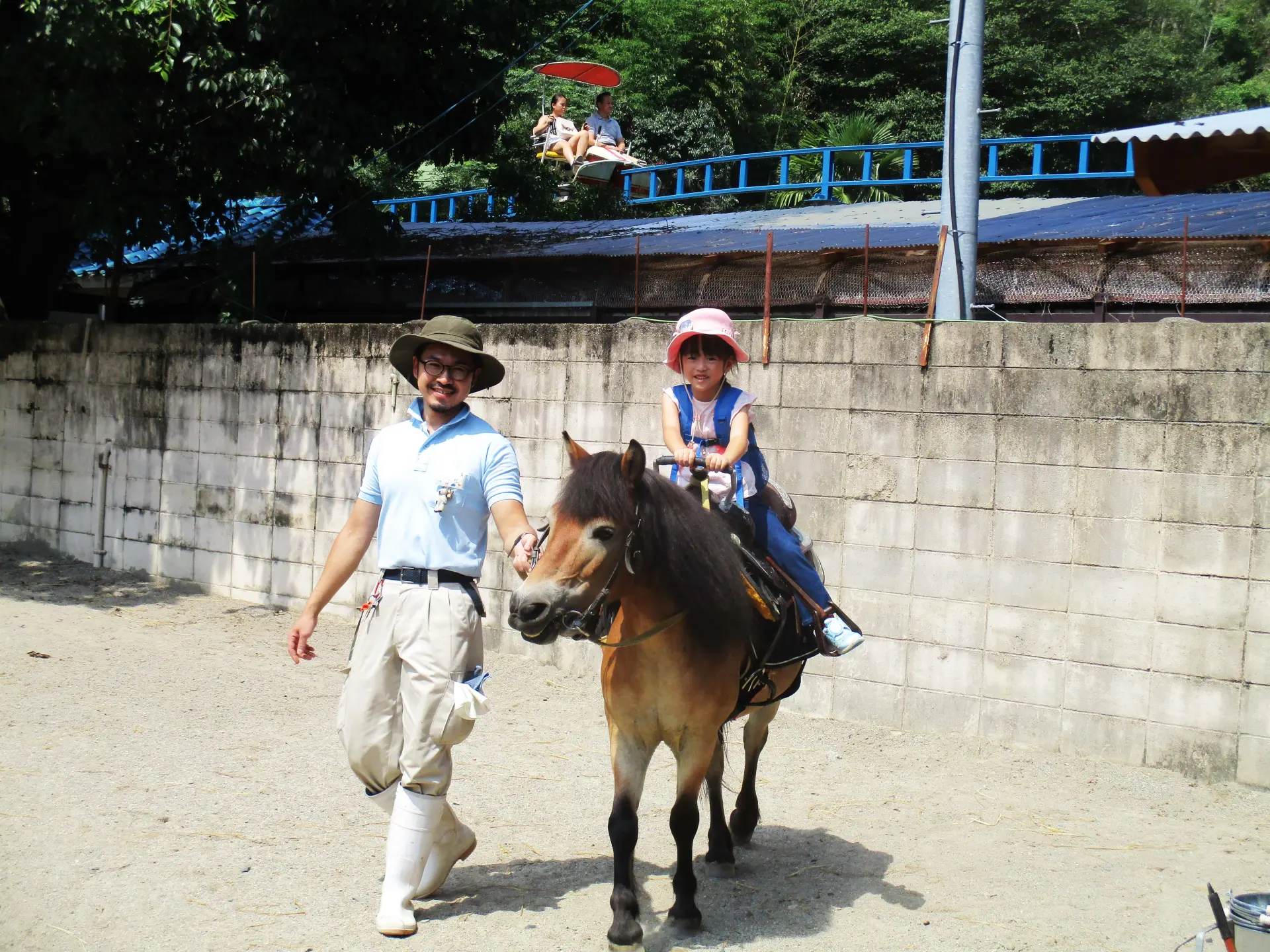 小さな子どもでも楽しめる、ポニーの乗馬体験も人気