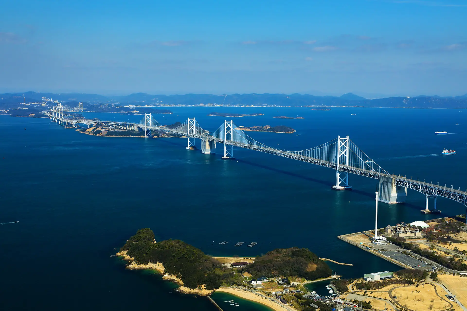 大小の島々を結ぶ橋が連なる、瀬戸内を代表する絶景