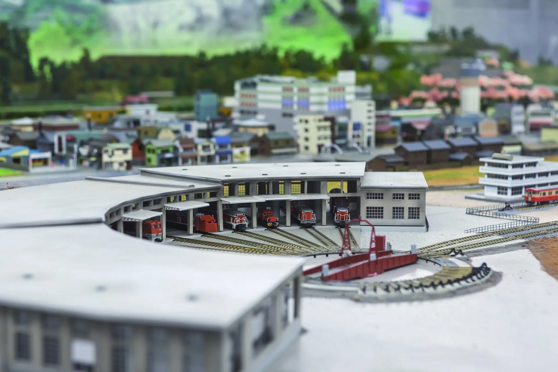 津山のまちなみを背景にした因美線のジオラマ