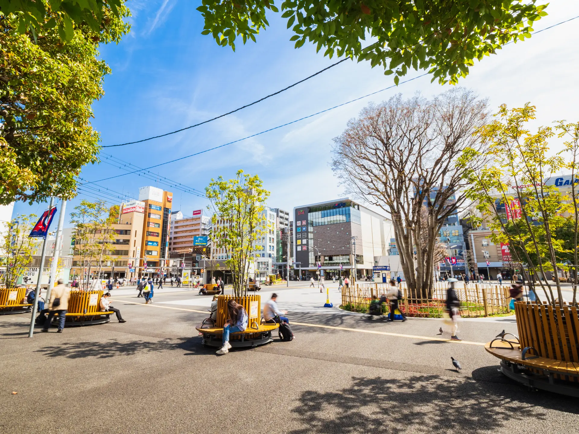 街の賑わいと多彩な魅力が広がる「調布駅前広場」