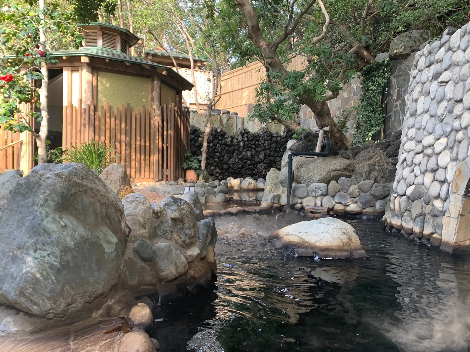 風水にこだわった設計と、漆黒の湯で温まる、天然日帰り温泉。