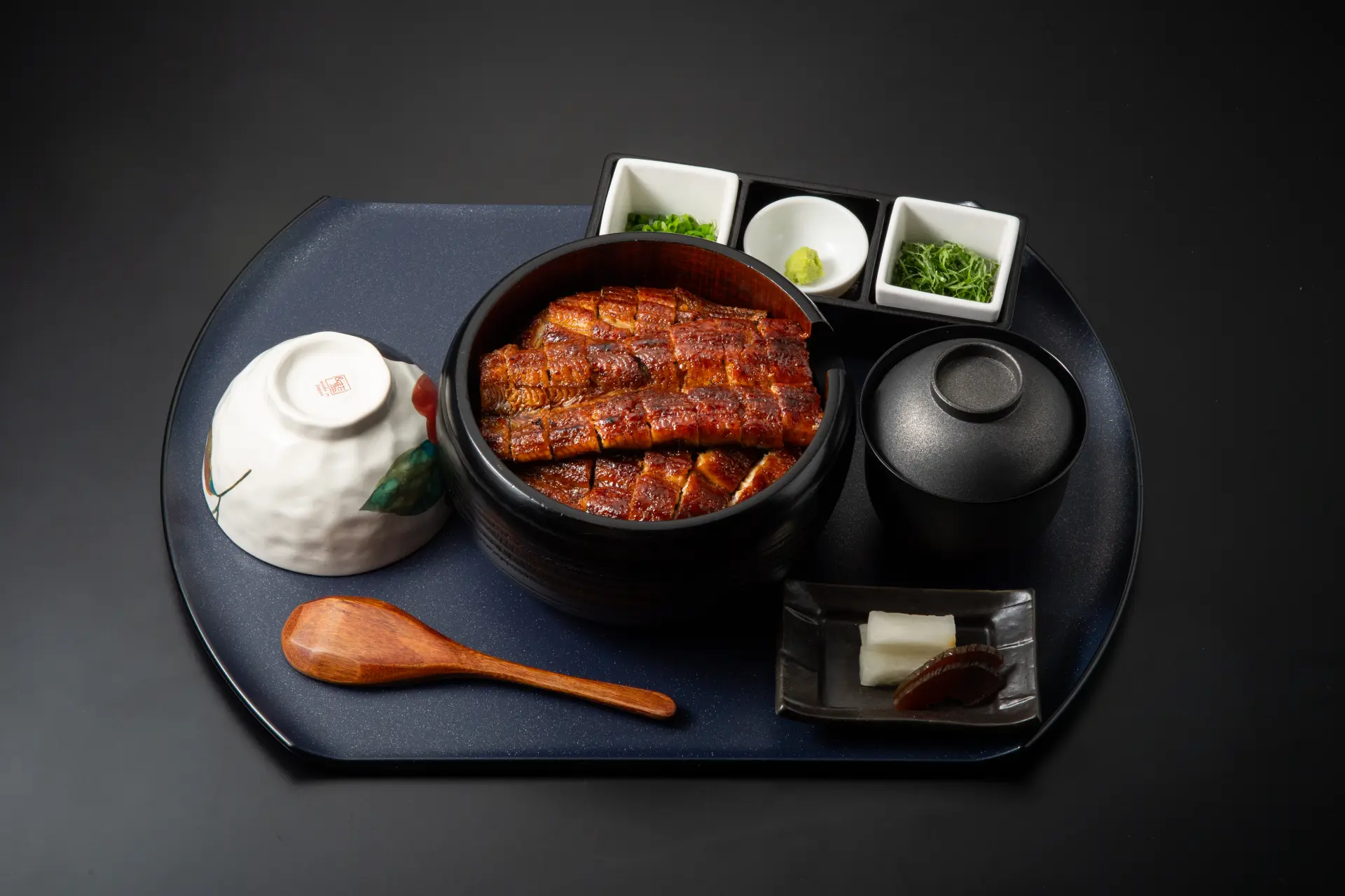 能盡情品嚐烤得香氣四溢之鰻魚的「特上鰻魚飯三吃」