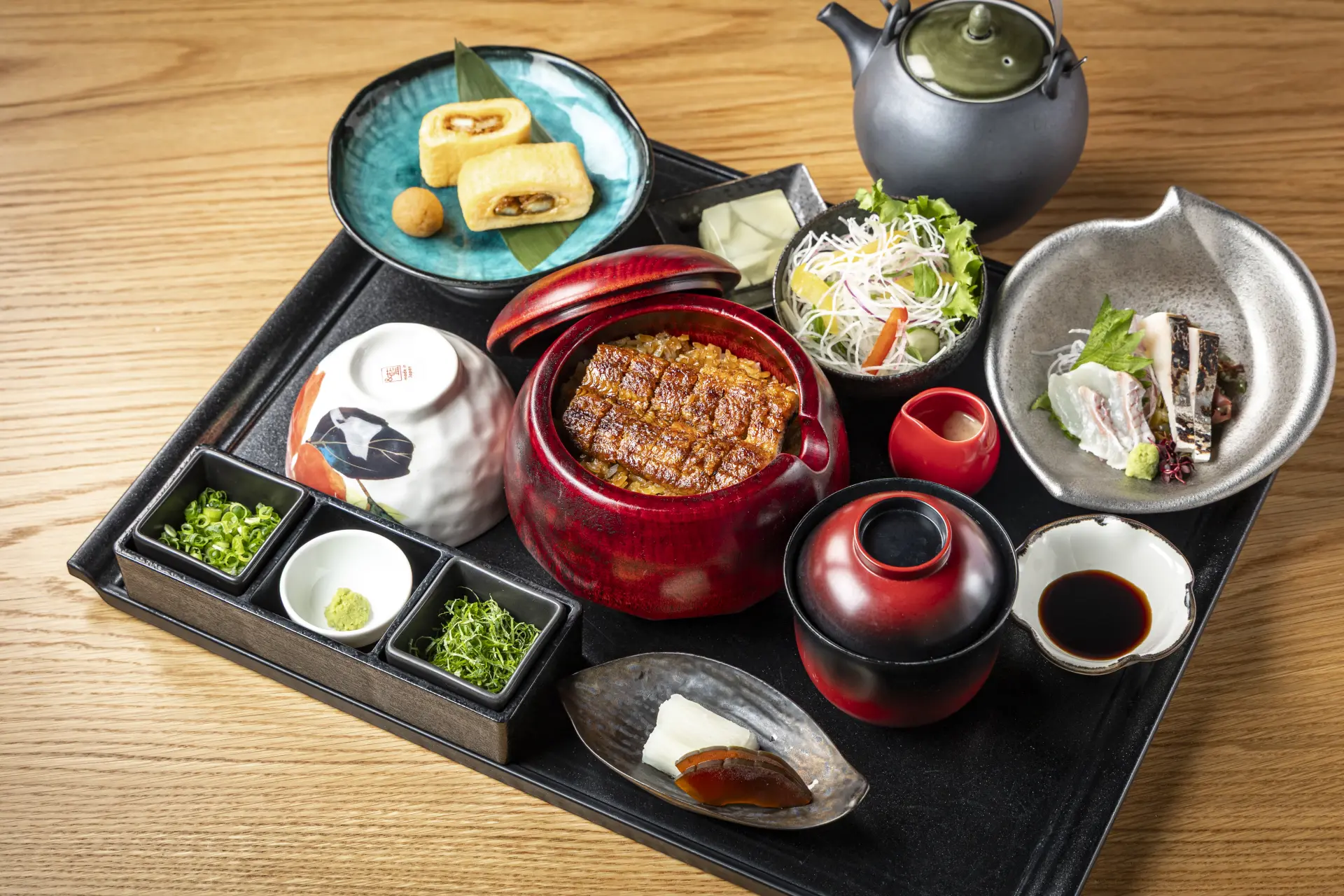 能一次品嚐多樣料理的午間御膳<榮>