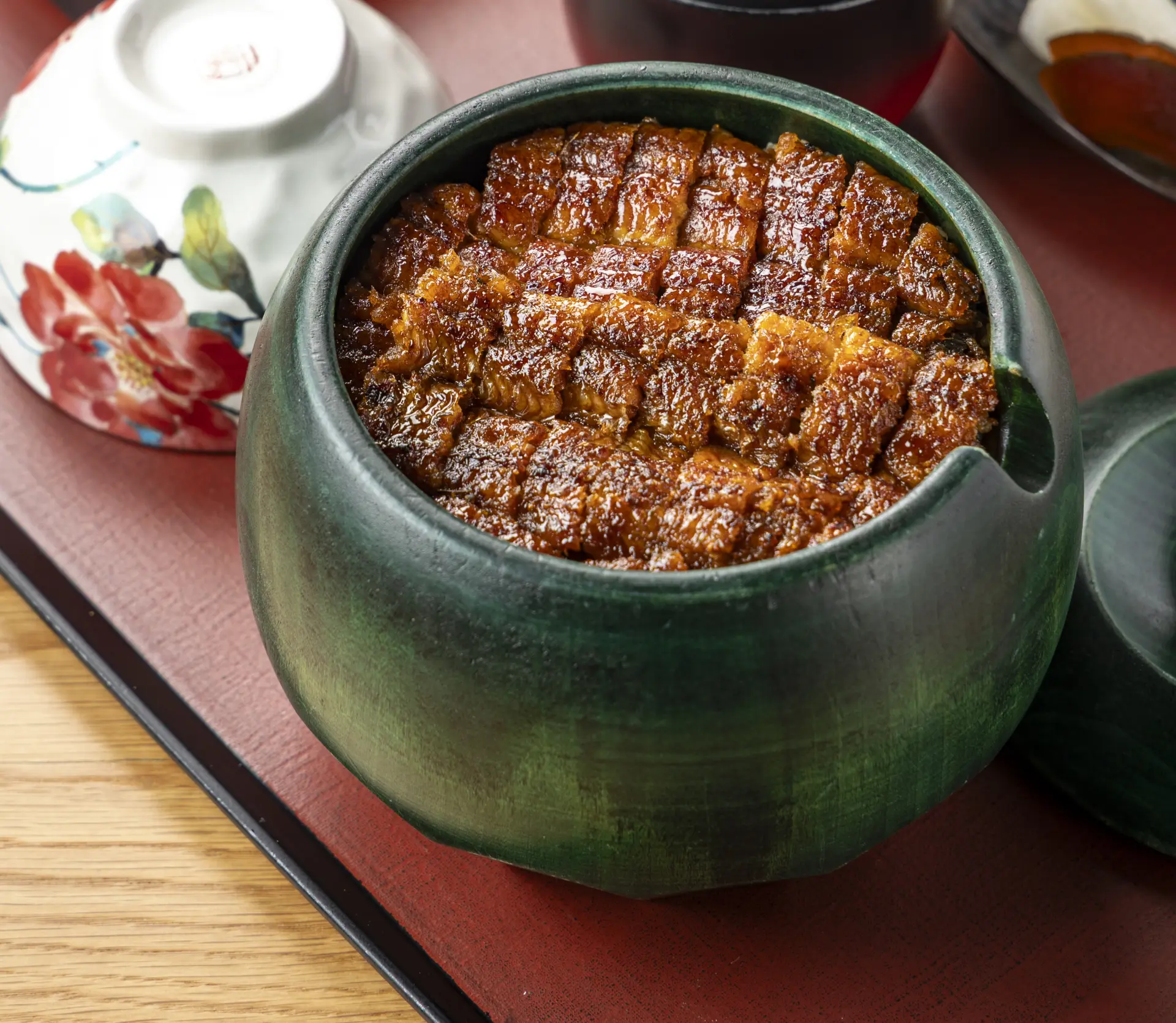 以原創山中漆器品嚐的鰻魚飯三吃