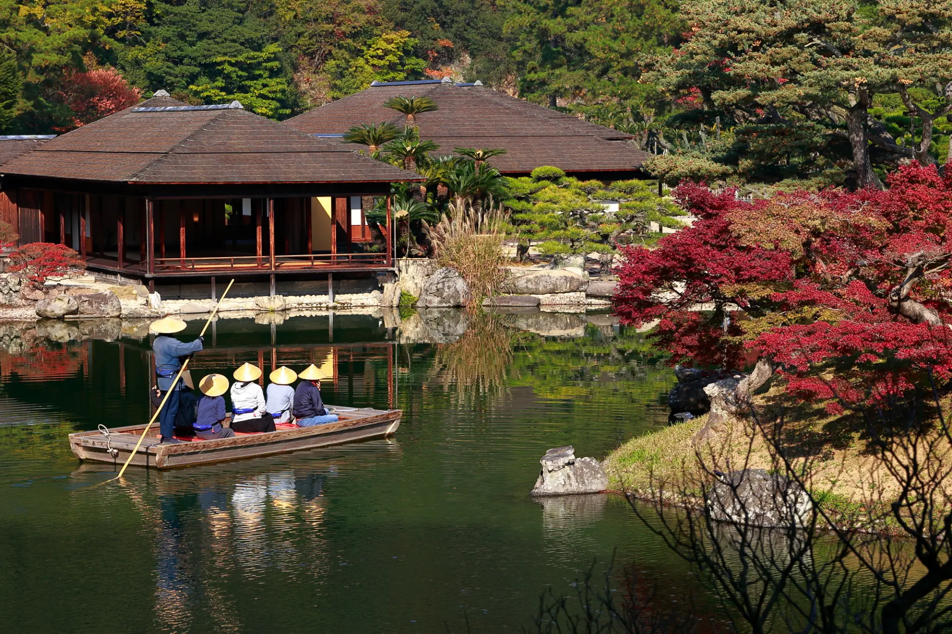南湖周遊和船から紅葉が楽しめる