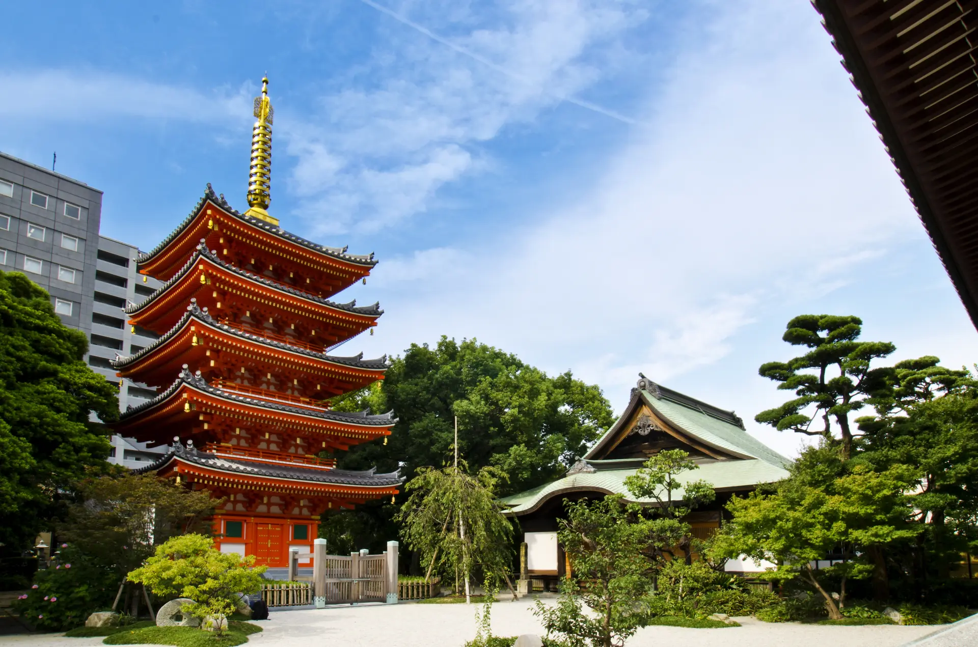 境内でひときわ目を引く五重塔には、唐から伝わったとされるお釈迦様の骨を安置