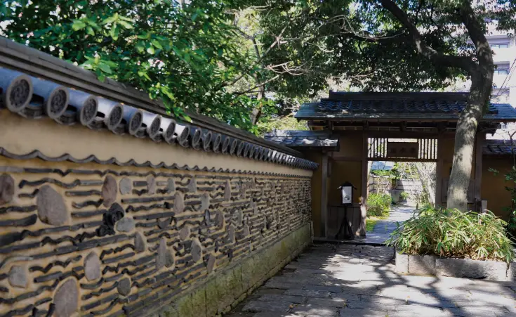 豊臣秀吉による町づくりの時代に築かれた「博多塀」を、園内の入口付近に再現