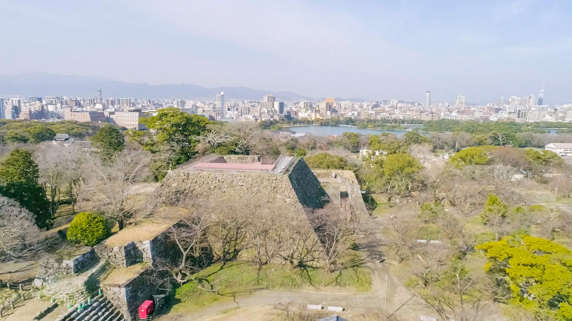 大天守台の展望台からは、城跡の緑の向こうに福岡の市街地を一望できる