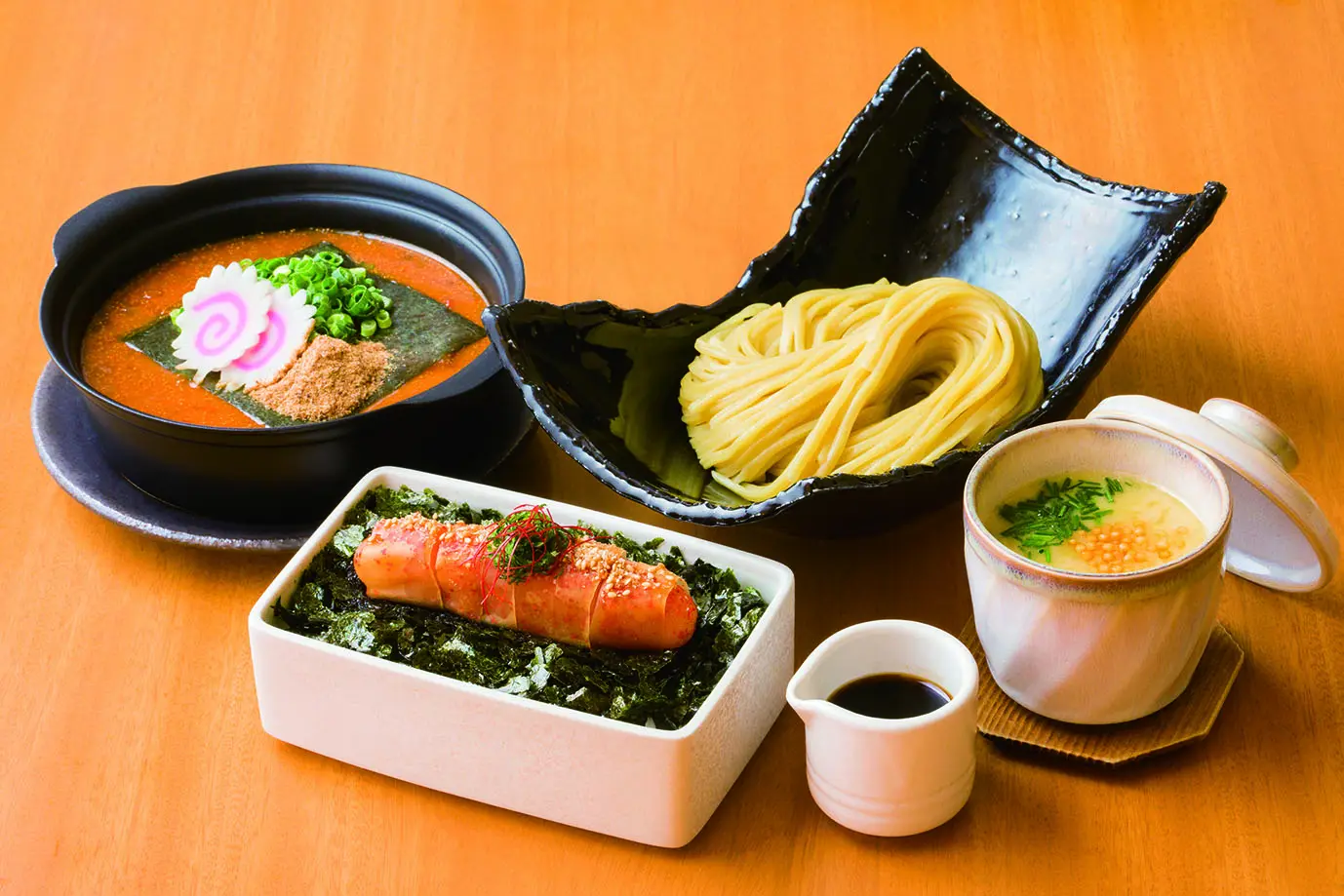 看板の「めんたい重」とつけ麺などを一度に味わえる、ボリューム満点のセットメニュー