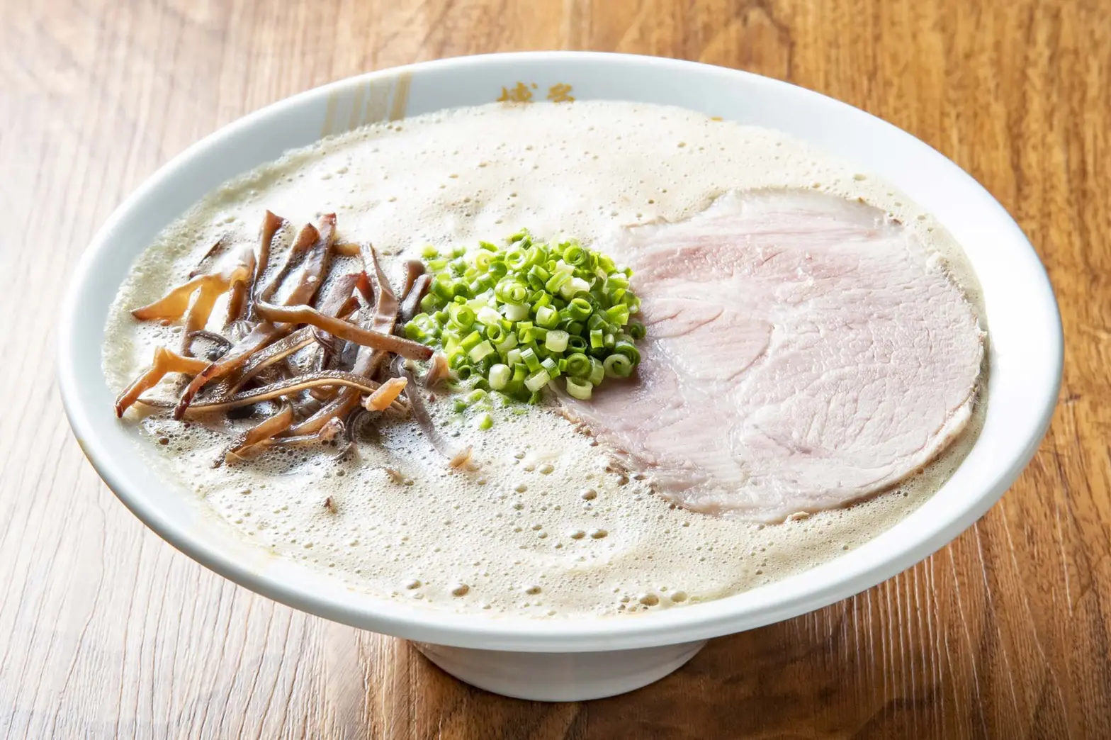 きめ細かな泡が表面を覆う、濃厚な豚骨の旨みを引き出した一杯