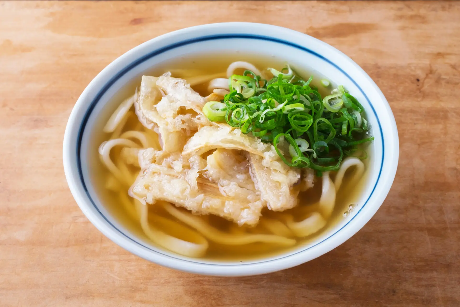 サクサクのごぼう天と柔らかな麺、澄んだだしが調和する一番人気の「ごぼう天うろん」