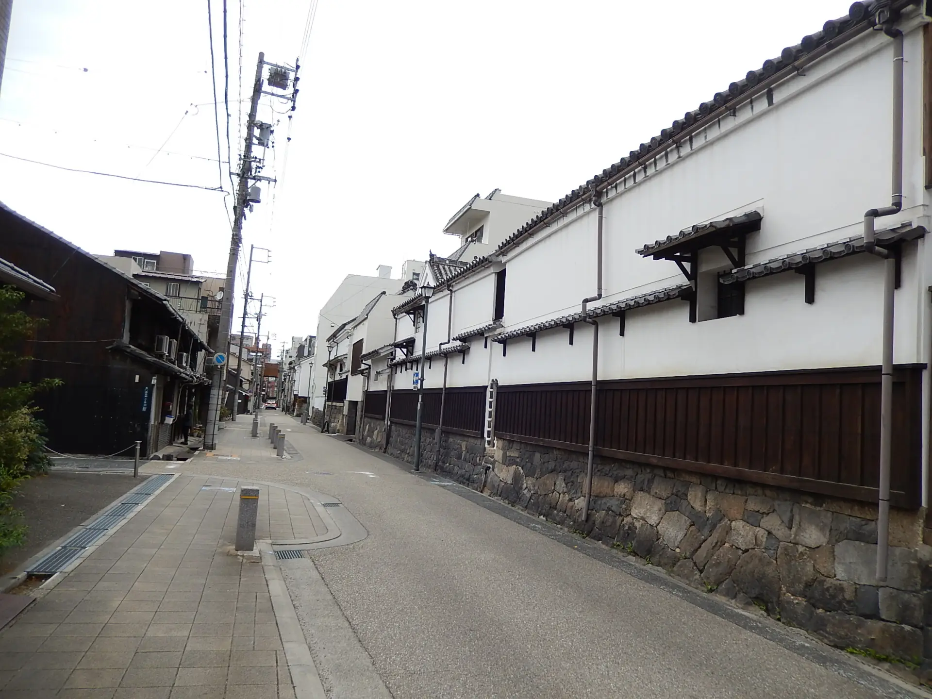石垣の上に土蔵造りの建物が連なり、昔ながらの町並みが今も残る