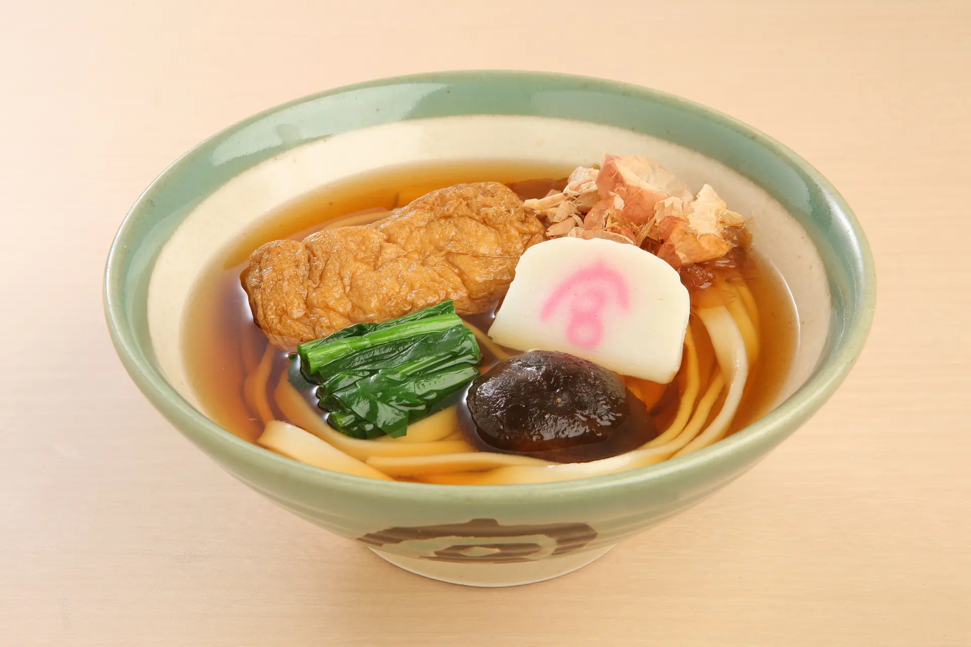 だしの香りと、もちもちした平打ち麺を楽しめる名物「宮きしめん」