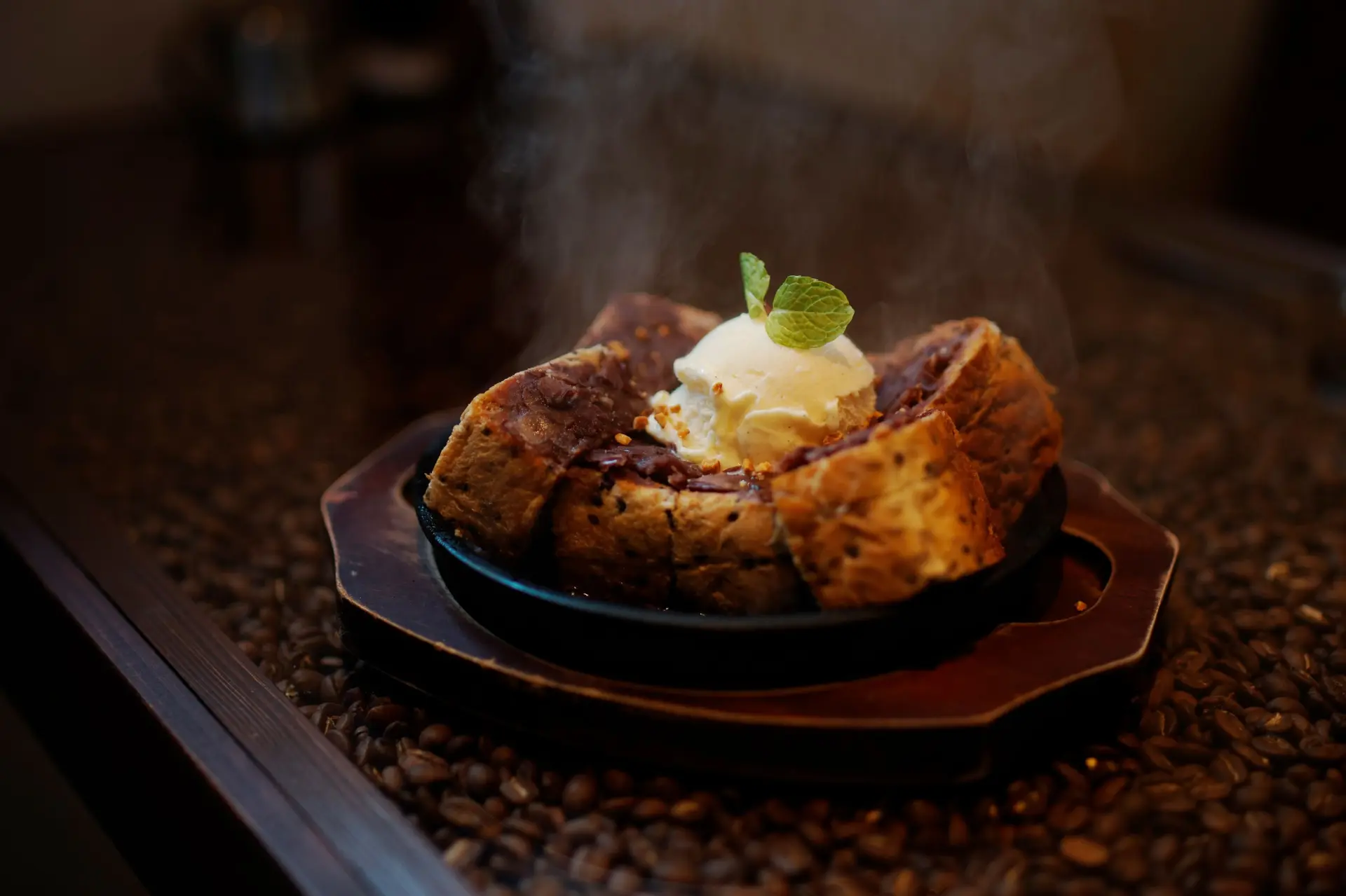 黒ゴマトーストに小倉とアイスをのせ、特製シロップで味わう鉄板小倉トースト