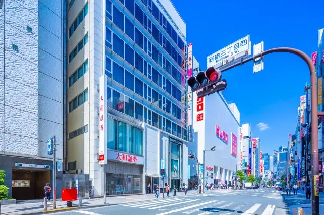 可直通东京地下铁「新宿三丁目」站、也可从地下通路直达「新宿」站。