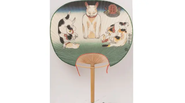 Quạt tròn thiết kế theo tranh ukiyo-e của Utagawa Kuniyoshi cũng rất được yêu thích