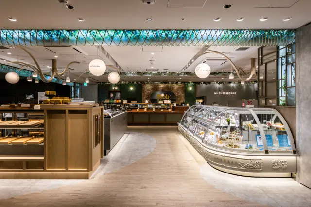 A wide selection of exclusive sweets-crafted by renowned pastry chefs and chefs-available only at Tokyo Station.