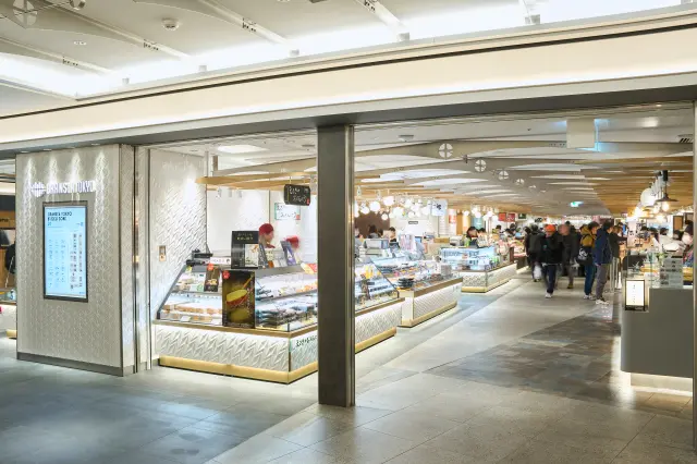 GRANSTA TOKYO is a great place to enjoy picking out souvenirs, prepared foods, and bento boxes. The “town” that you’ll find inside the ekinaka is a new draw to Tokyo Station that always will have something to offer you.