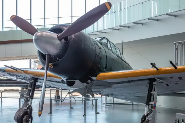 零式艦上戦闘機など、兵器のリアルな実物資料が戦争の悲惨さや平和の大切を伝える
