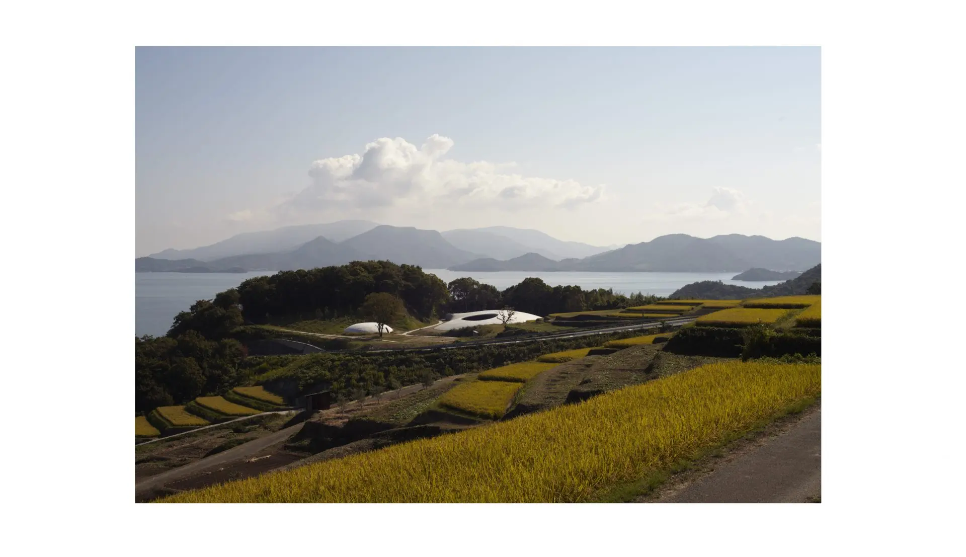 豊島美術館