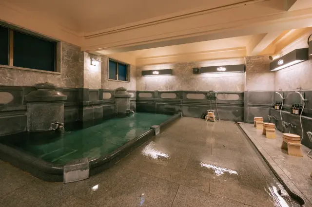 皇室の随伴者用の浴室だったという「霊の湯男湯」