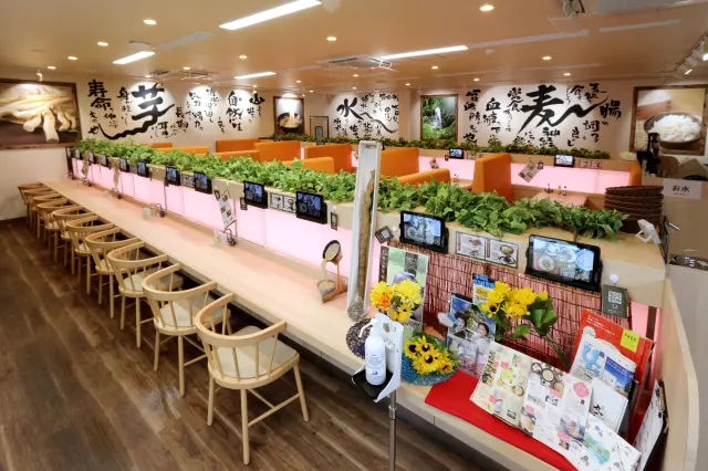 ภายในร้านสว่างและโปร่งโล่ง ใช้งานสะดวกแม้มากับเด็ก