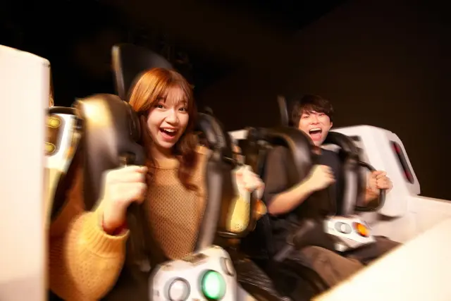 세계 최초로 ‘직접 조작하는 음게(리듬 게임)’를 탑재한 ‘격음 라이브 코스터’