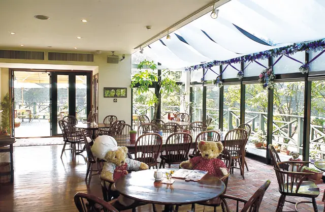 The glass walls of the café give it a liberating feeling, so you can relax and enjoy yourself.