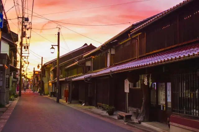 Behind the Shirakabe storehouses lies the atmospheric Honmachi Street.