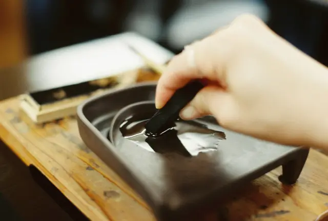 墨を磨る工程は心を落ち着かせる大切な時間