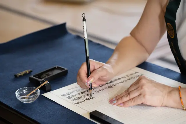 書道を用いて仏教の経典を書き写す「写経」