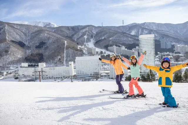 飯店前方設有寬敞的滑雪場，即使是初學者也能安心玩雪