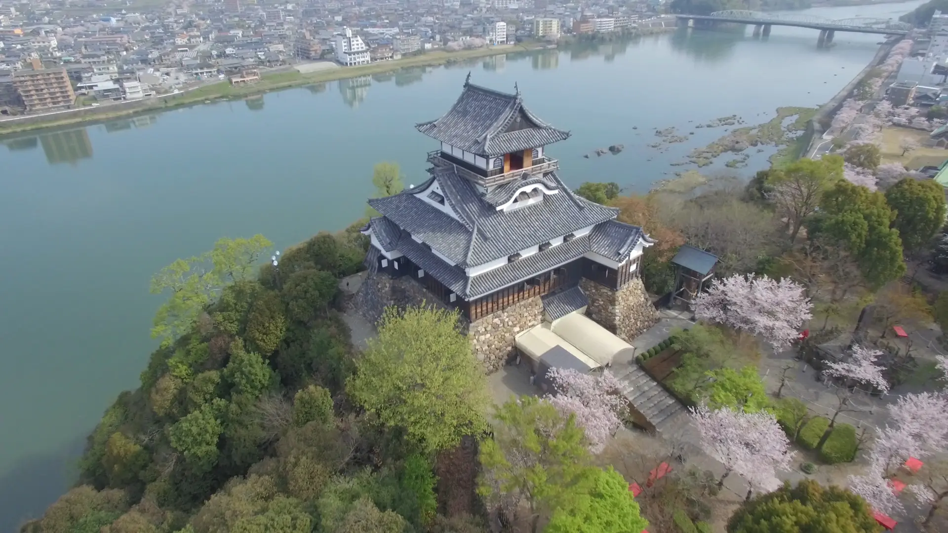 国宝5城のひとつ、古風な木造天守をもつ断崖に建つ城