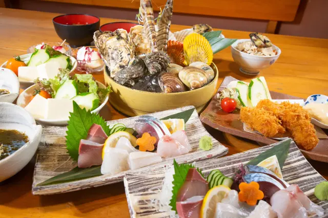 In addition to grilled seafood, you’ll also find a wide selection of fresh sashimi and rice dishes.