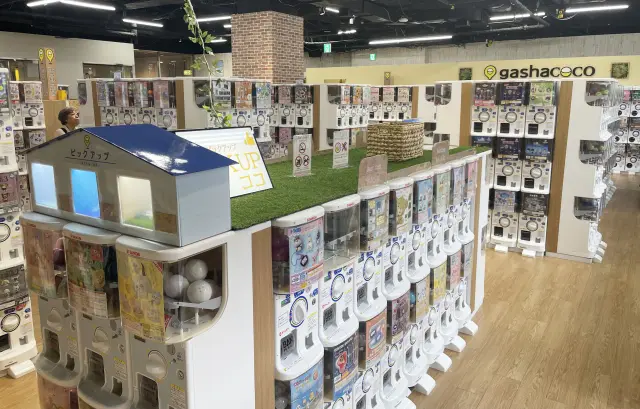 広々としたカプセルトイショップ