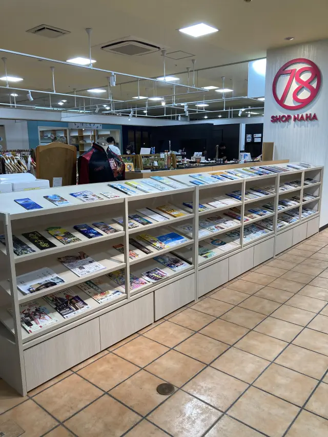 鄰旁的「SHOP NAHA」還有販售讀賣巨人那霸場限定商品