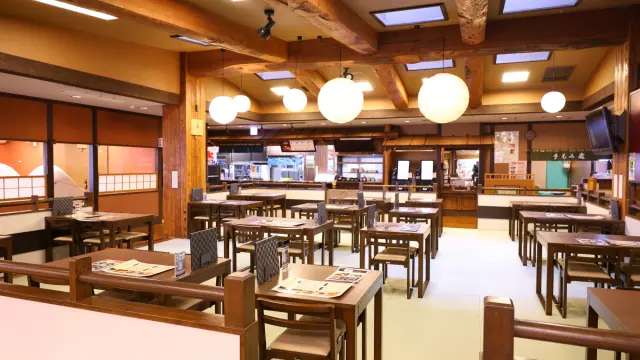 还设有泡汤后供休息和用餐的空间