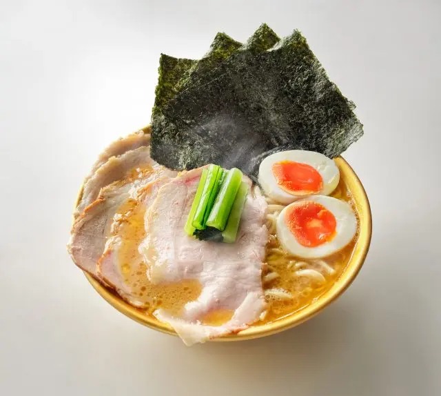 「革新家 TOKYO」的家系拉麵，其特色在於湯頭口感香濃滑順