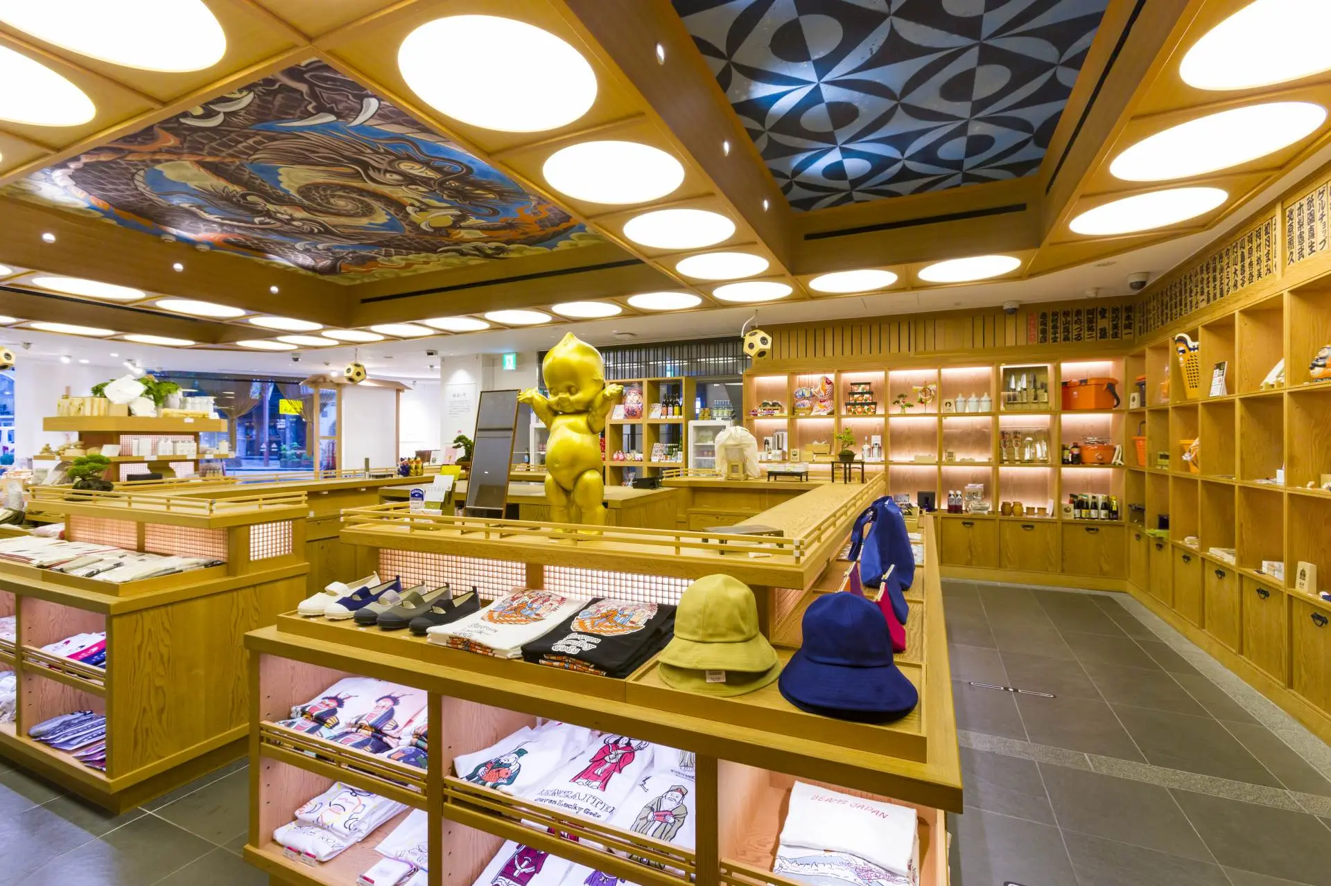 「BEAMS JAPAN」1楼杂货区摆放着日本全国47个都道府县的优质商品