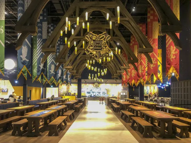 位于出入口附近的美食大厅
‘Wizarding World’ and all related names, characters and indicia are trademarks of and © Warner Bros. Entertainment Inc. - Wizarding World publishing rights © J.K. Rowling.