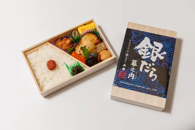 銀鱈幕之內(含稅1,600日圓)
內含銀鱈魚柚香味噌燒、江戶風燉煮料理與雞肉江戶甘味噌燒等多款經典菜色