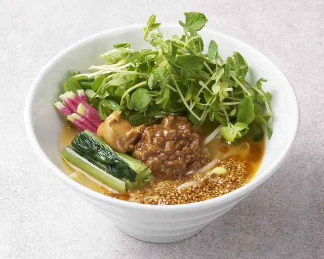 热销第一名的「金胡麻担担面」配料满满、份量十足