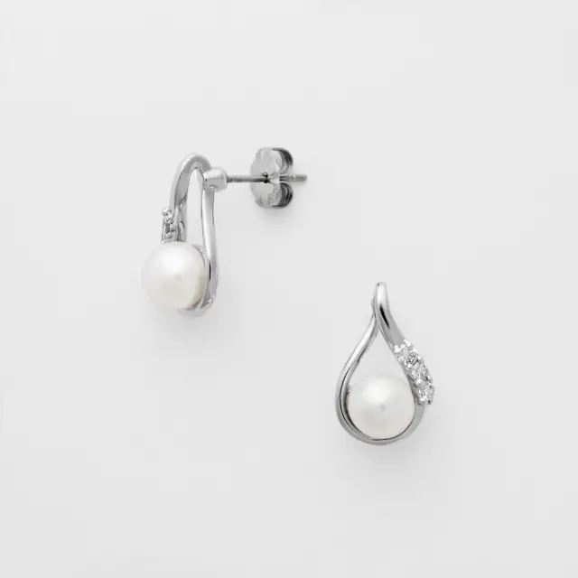 Earrings adorned with freshwater pearls and cubic zirconia that shine brilliantly.
