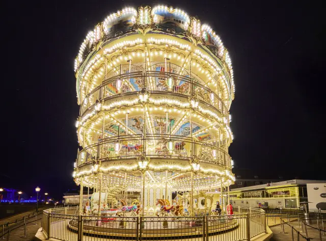 Japan's only 15m tall, three-story "Sky Carousel."
©Huis Ten Bosch
