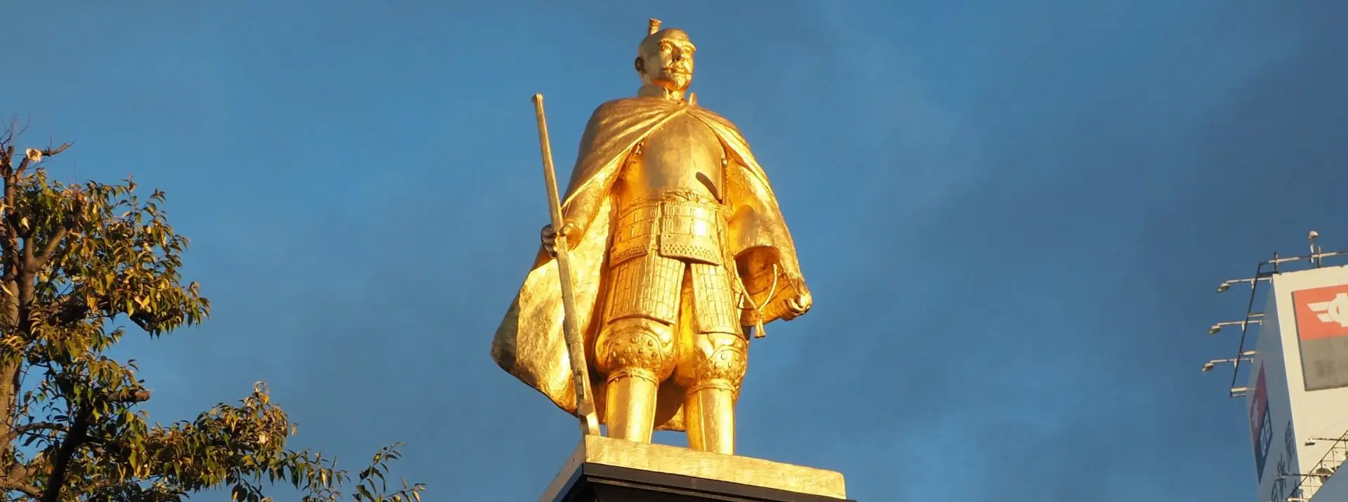 黄金の織田信長公像 - 見どころ、アクセス & 周辺情報 | GOOD LUCK TRIP